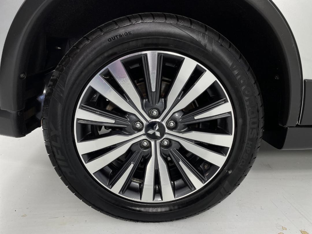 Photo '12' of Mitsubishi Outlander