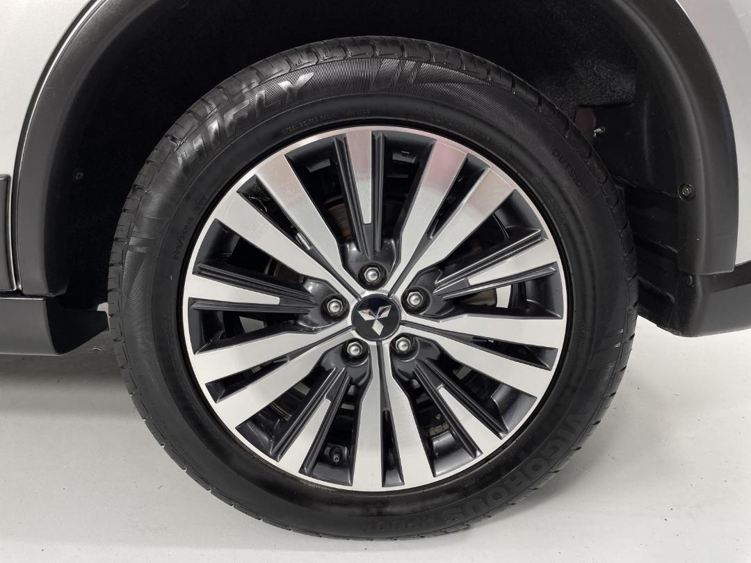 Photo '11' of Mitsubishi Outlander