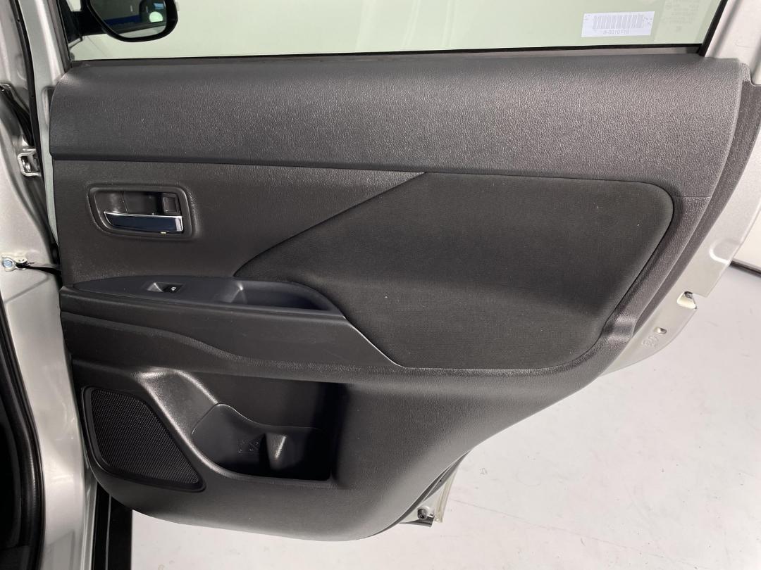 Photo '19' of Mitsubishi Outlander