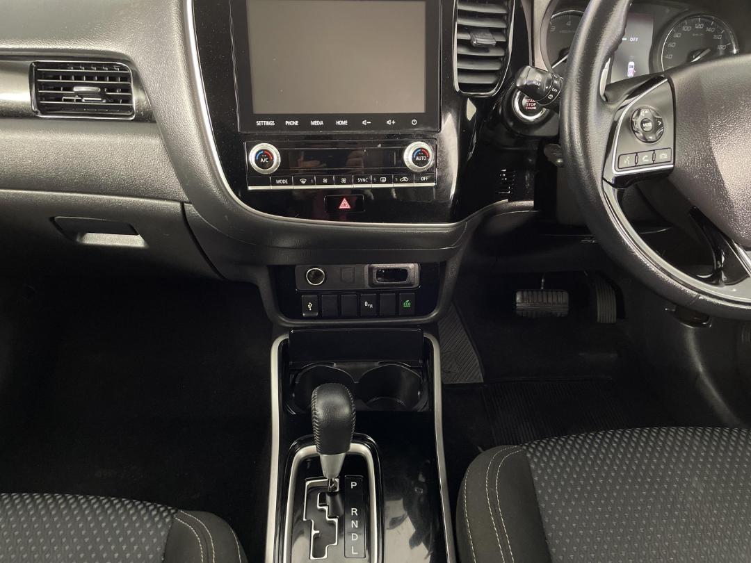 Photo '18' of Mitsubishi Outlander