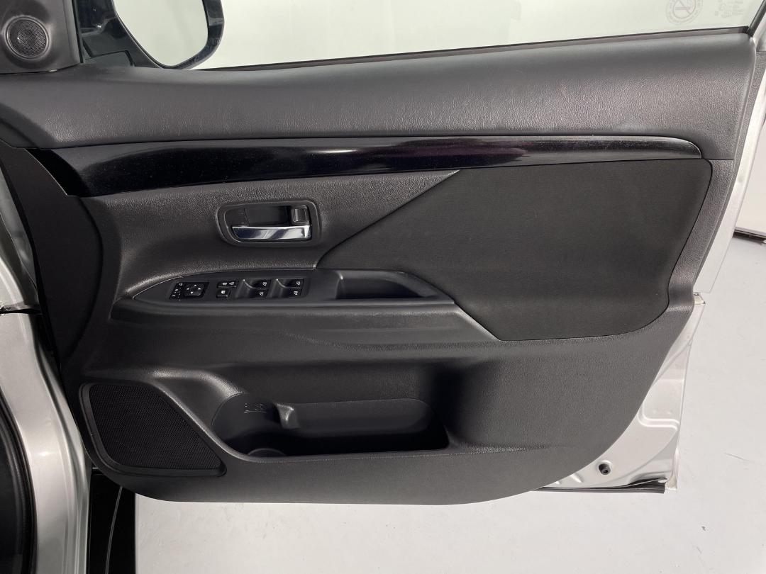 Photo '15' of Mitsubishi Outlander