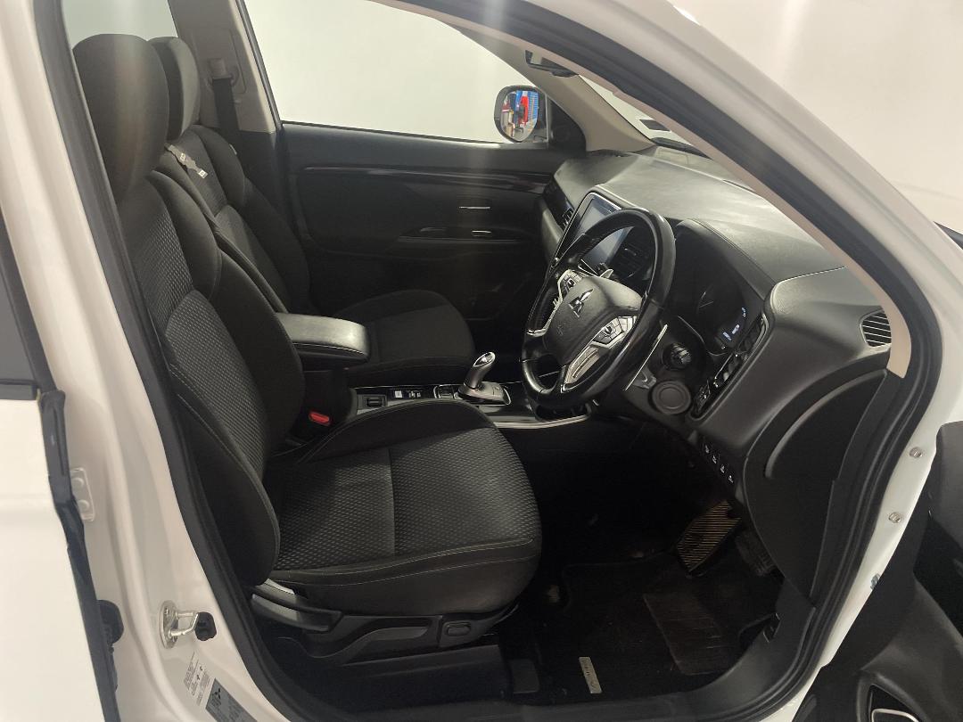 Photo '16' of Mitsubishi Outlander Photo '16' of Mitsubishi Outlander