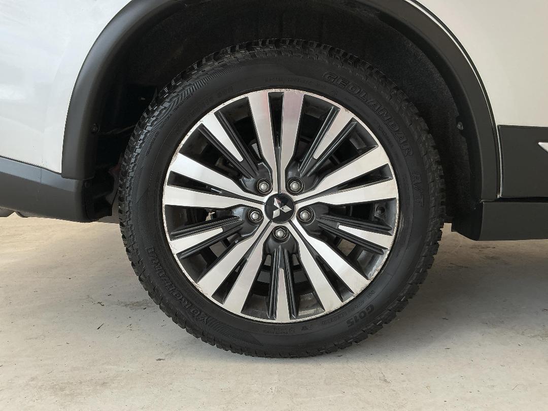 Photo '12' of Mitsubishi Outlander