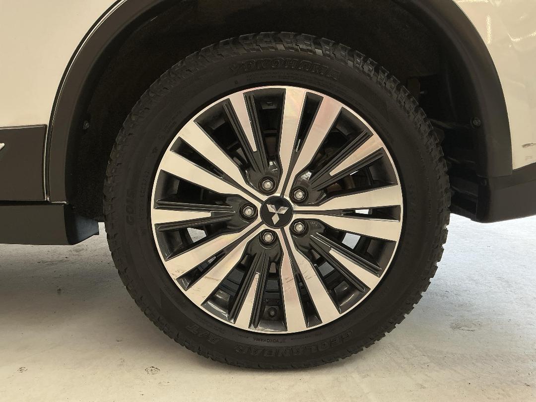 Photo '11' of Mitsubishi Outlander