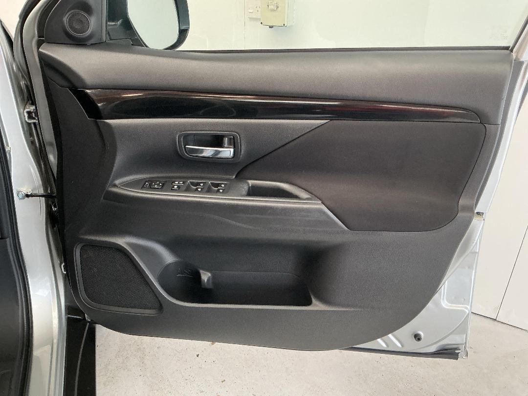 Photo '15' of Mitsubishi Outlander