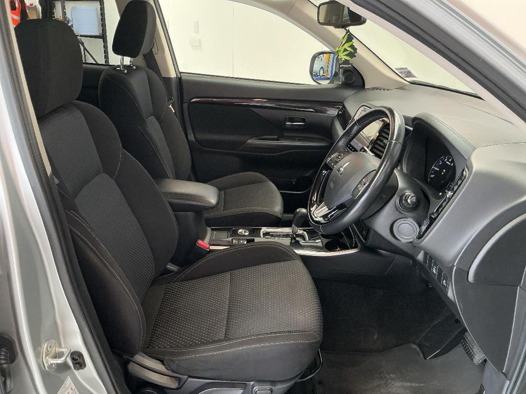 Photo '16' of Mitsubishi Outlander