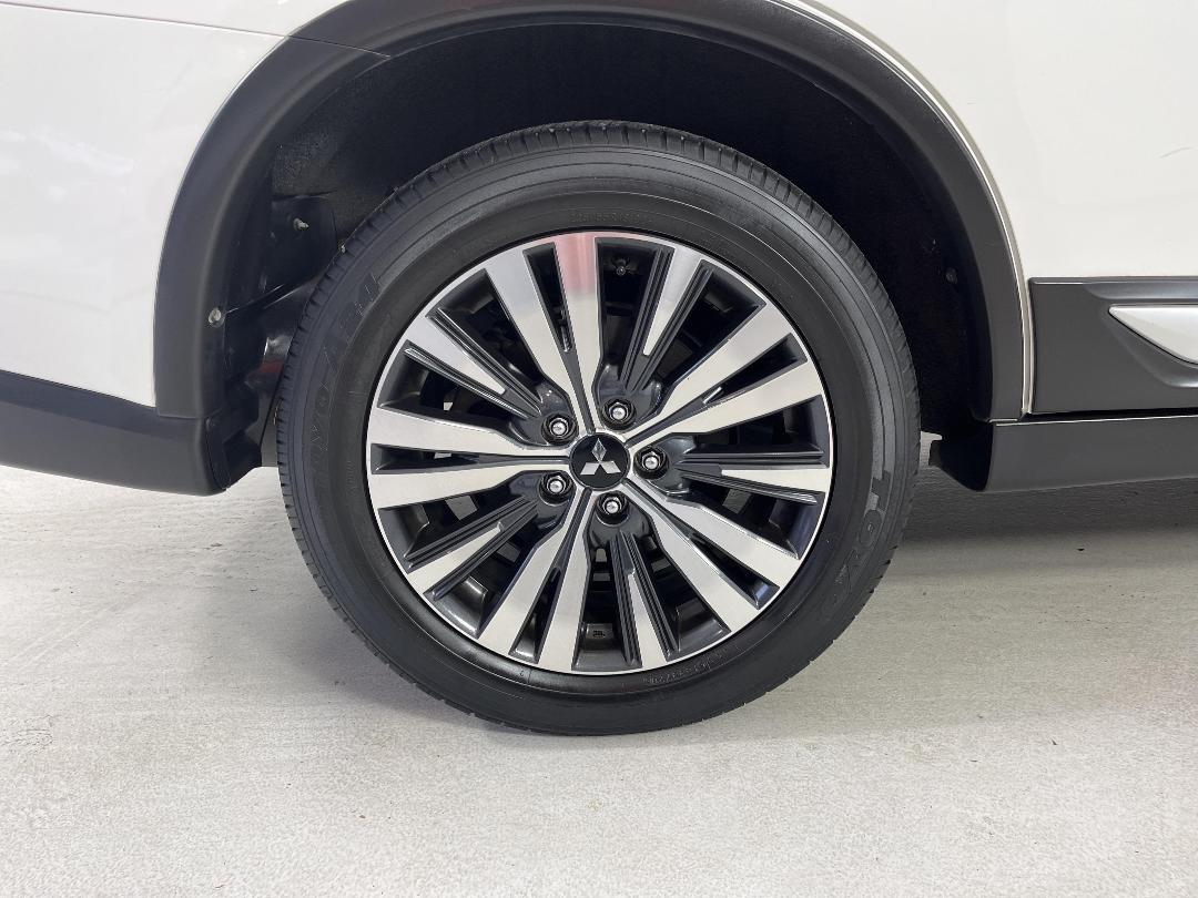 Photo '12' of Mitsubishi Outlander