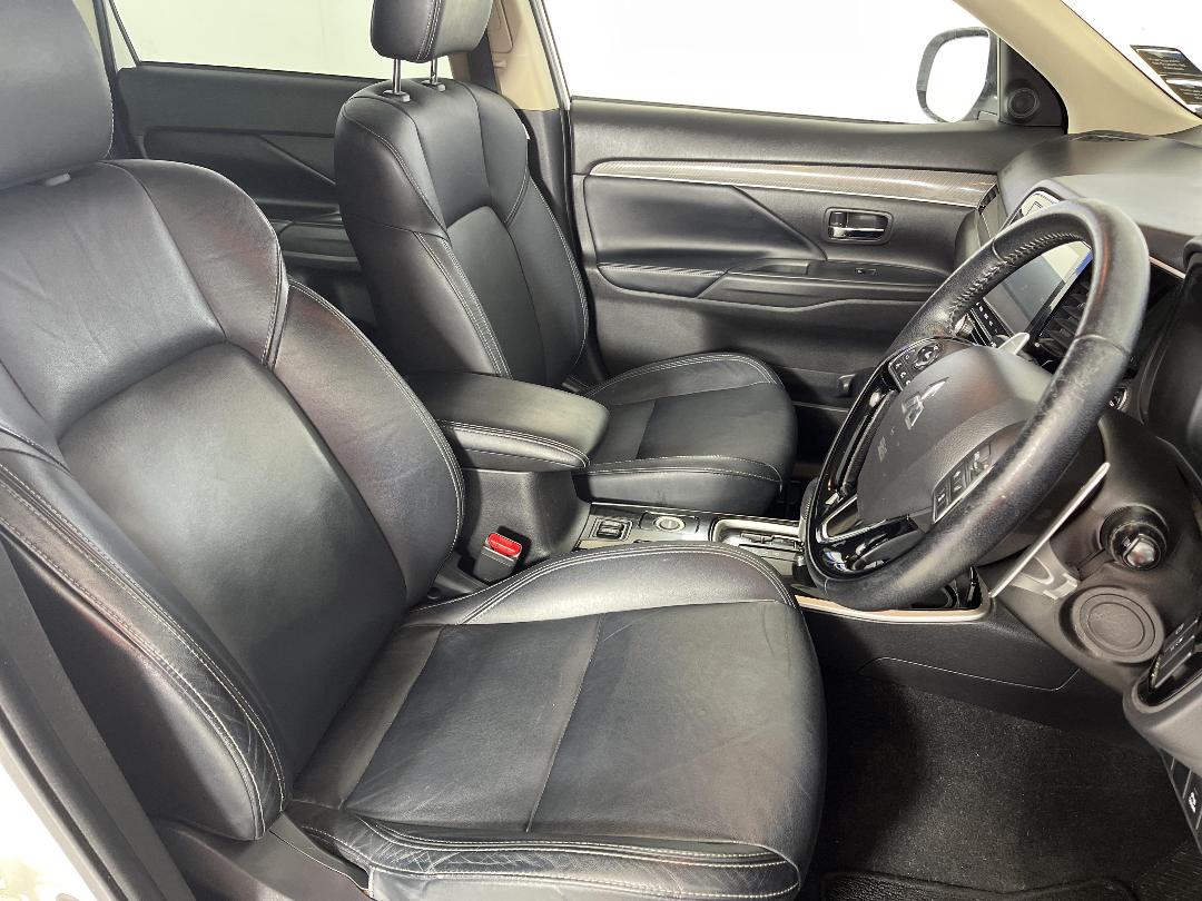 Photo '16' of Mitsubishi Outlander