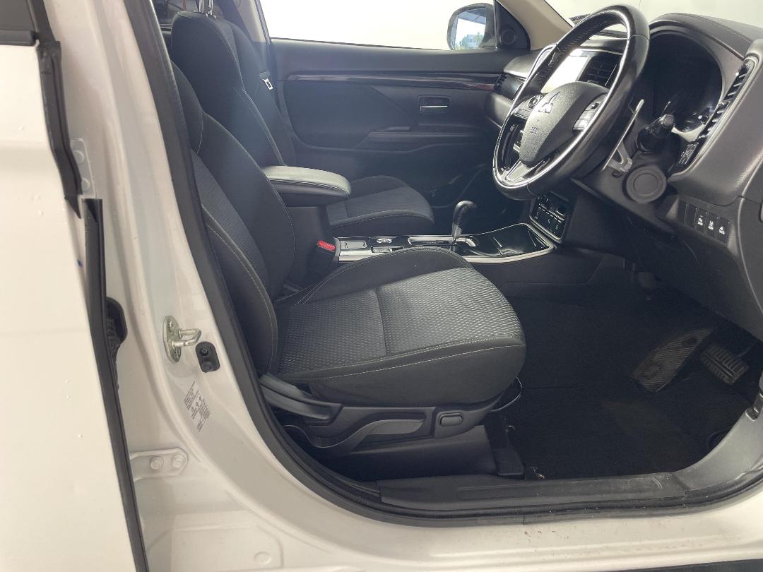 Photo '16' of Mitsubishi Outlander