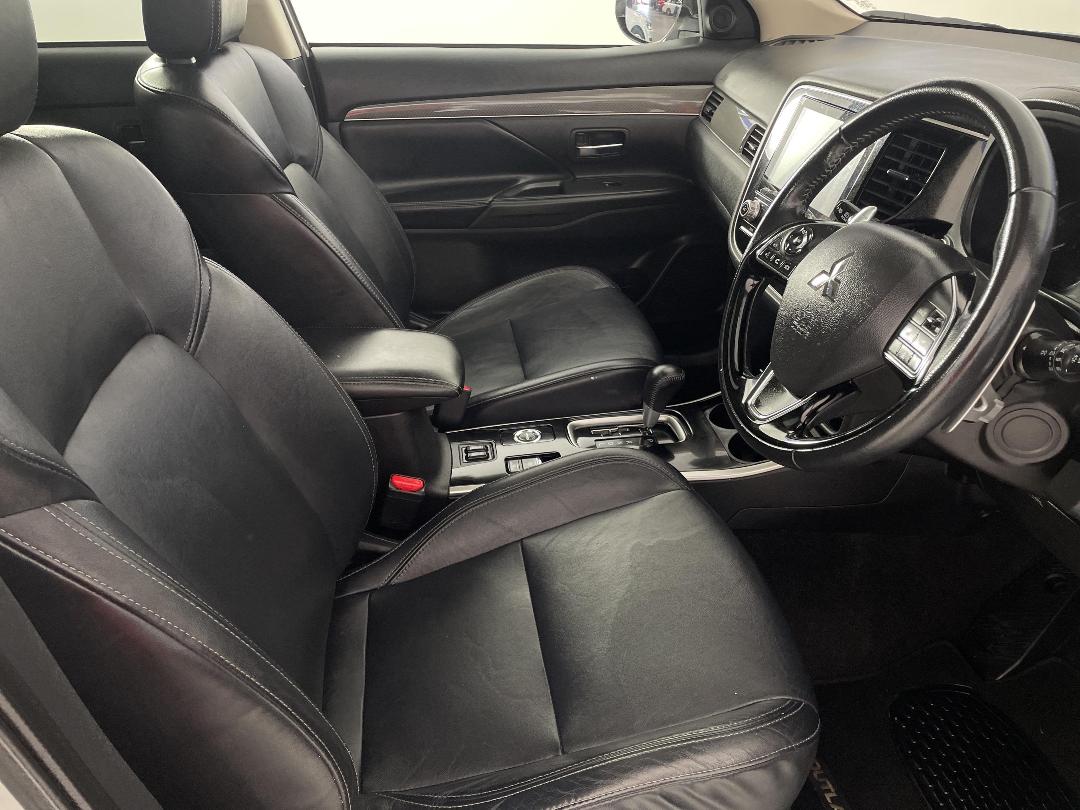 Photo '16' of Mitsubishi Outlander