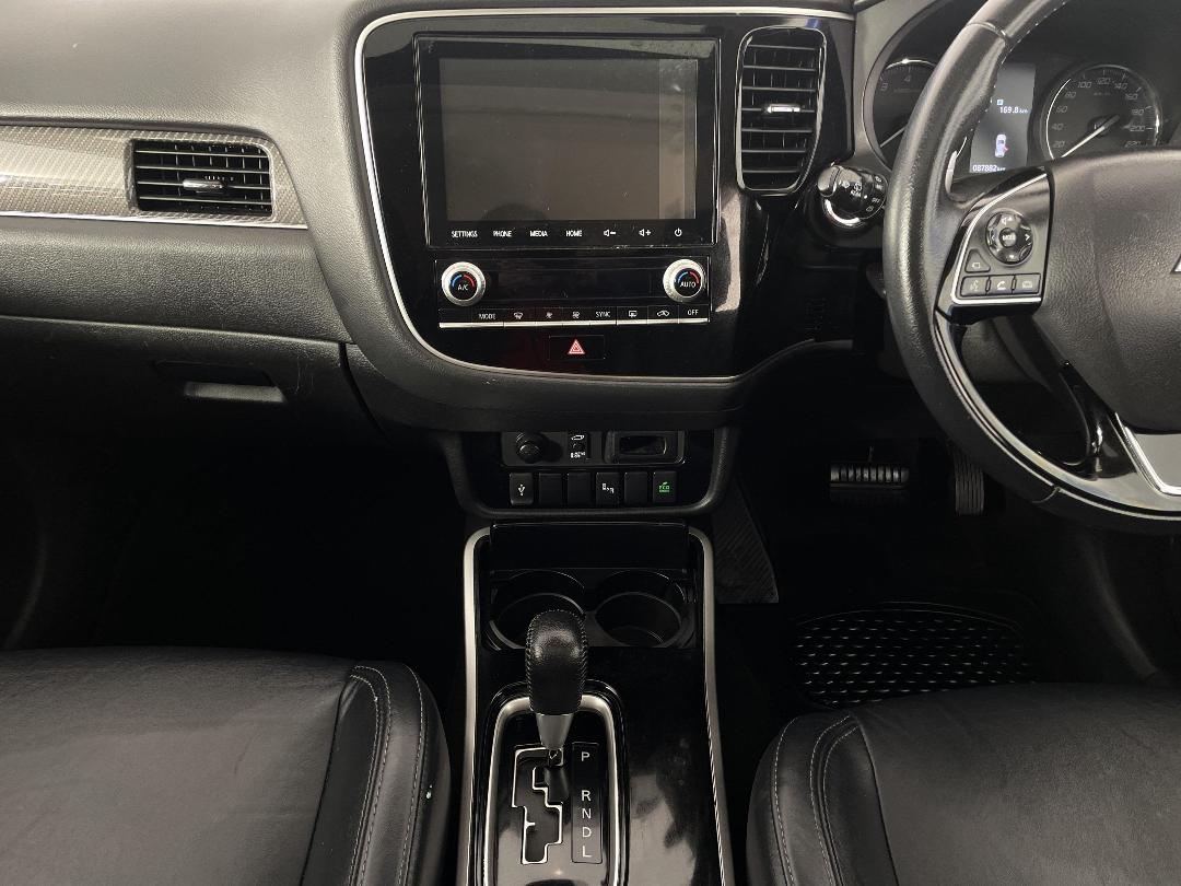 Photo '18' of Mitsubishi Outlander