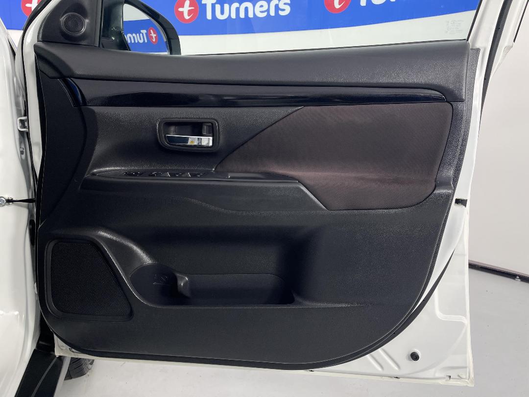 Photo '15' of Mitsubishi Outlander Photo '15' of Mitsubishi Outlander