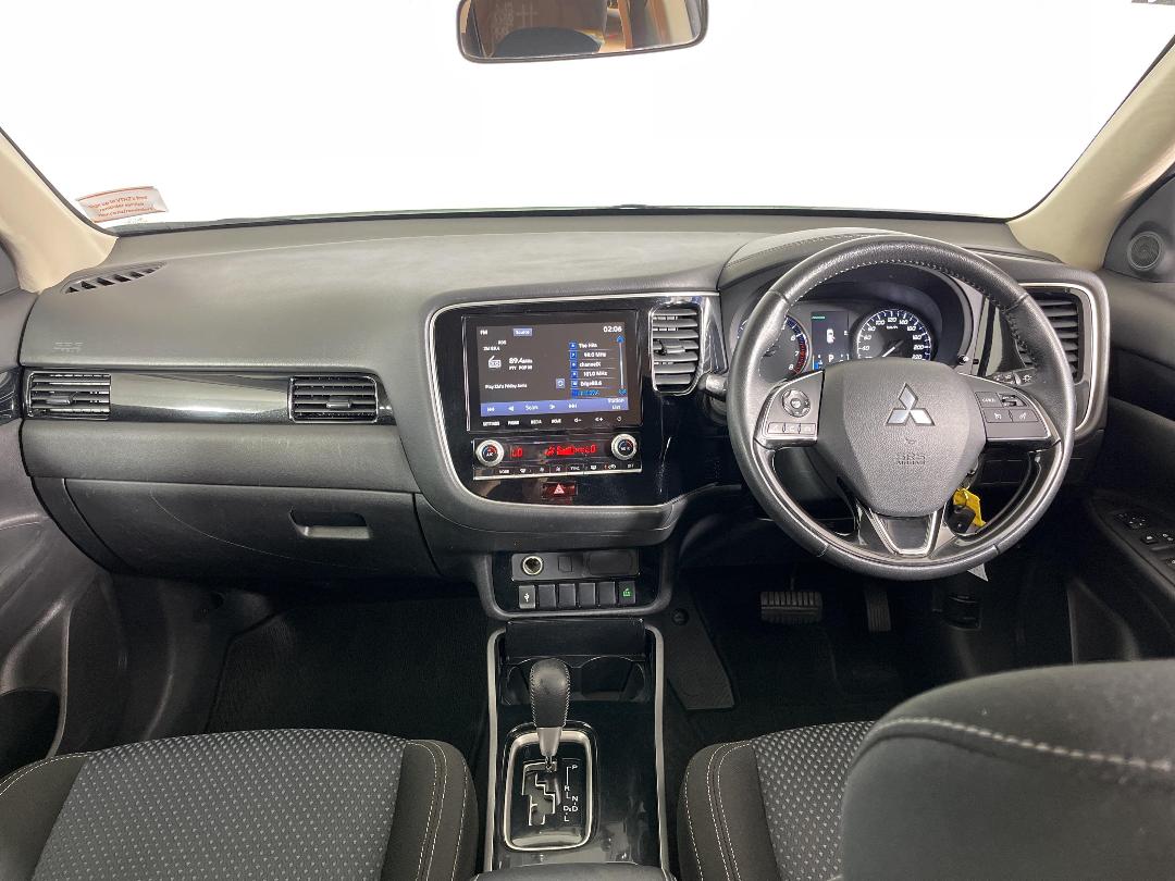 Photo '17' of Mitsubishi Outlander