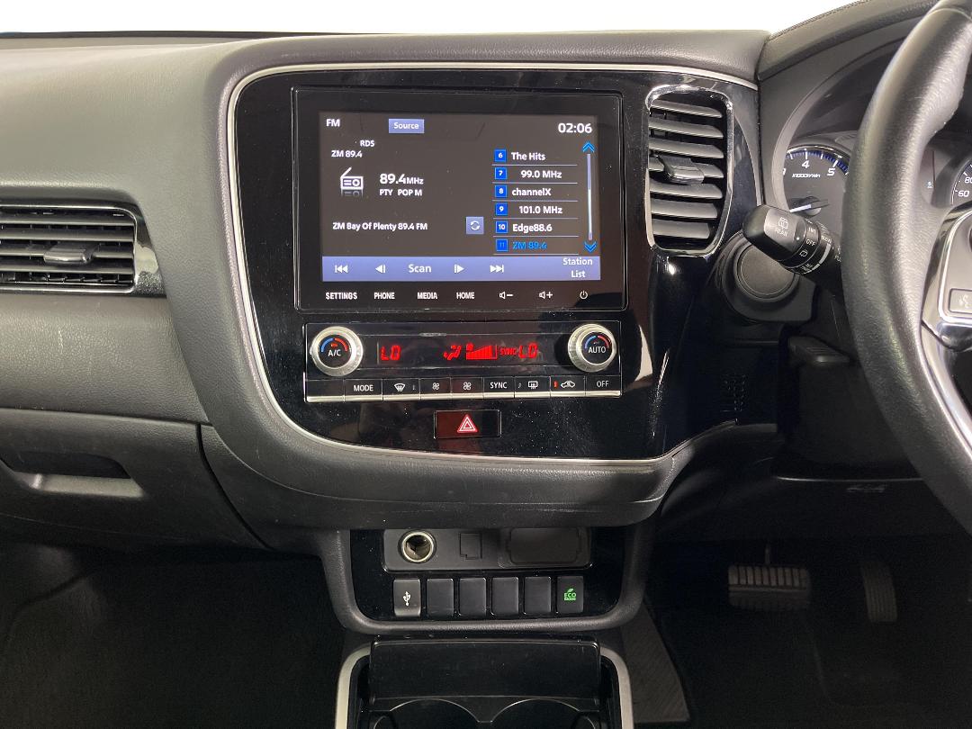 Photo '18' of Mitsubishi Outlander