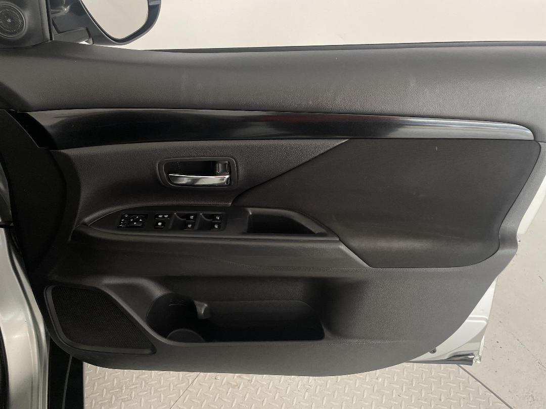 Photo '15' of Mitsubishi Outlander Photo '15' of Mitsubishi Outlander