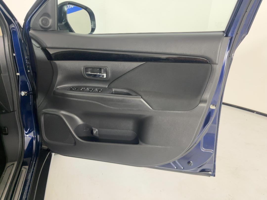 Photo '14' of Mitsubishi Outlander