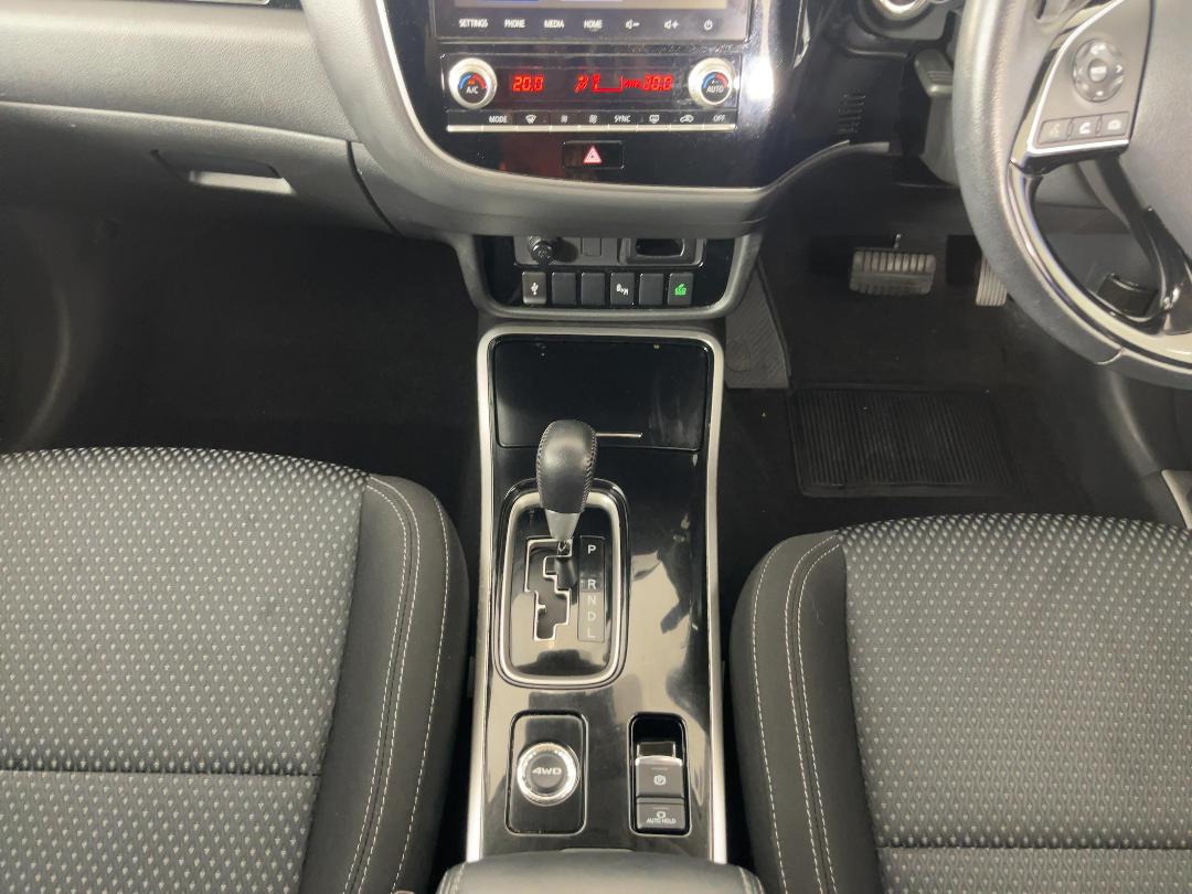 Photo '17' of Mitsubishi Outlander