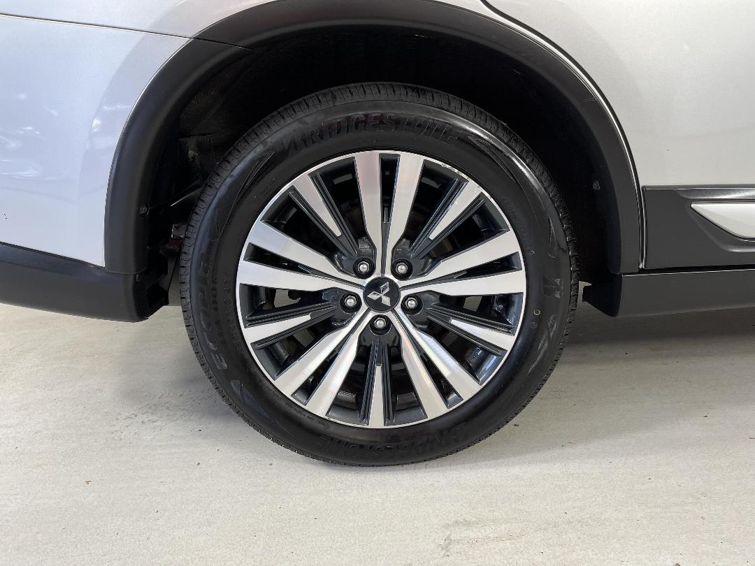 Photo '12' of Mitsubishi Outlander