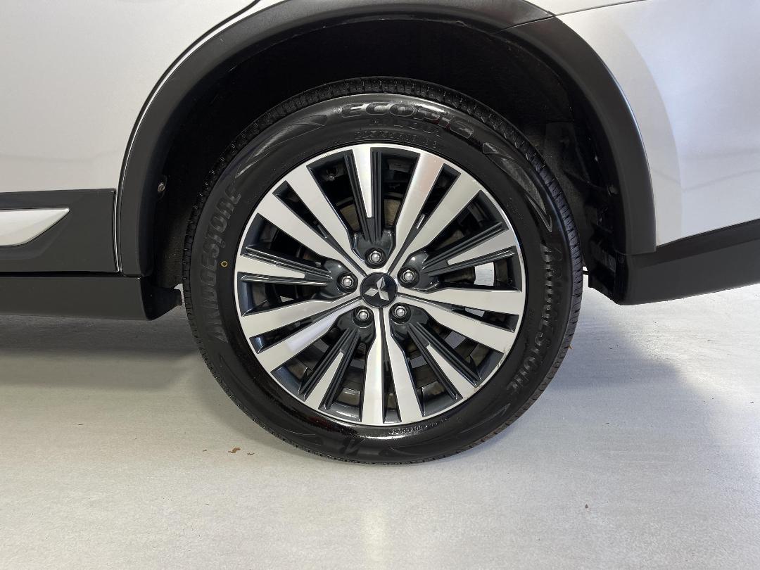 Photo '11' of Mitsubishi Outlander