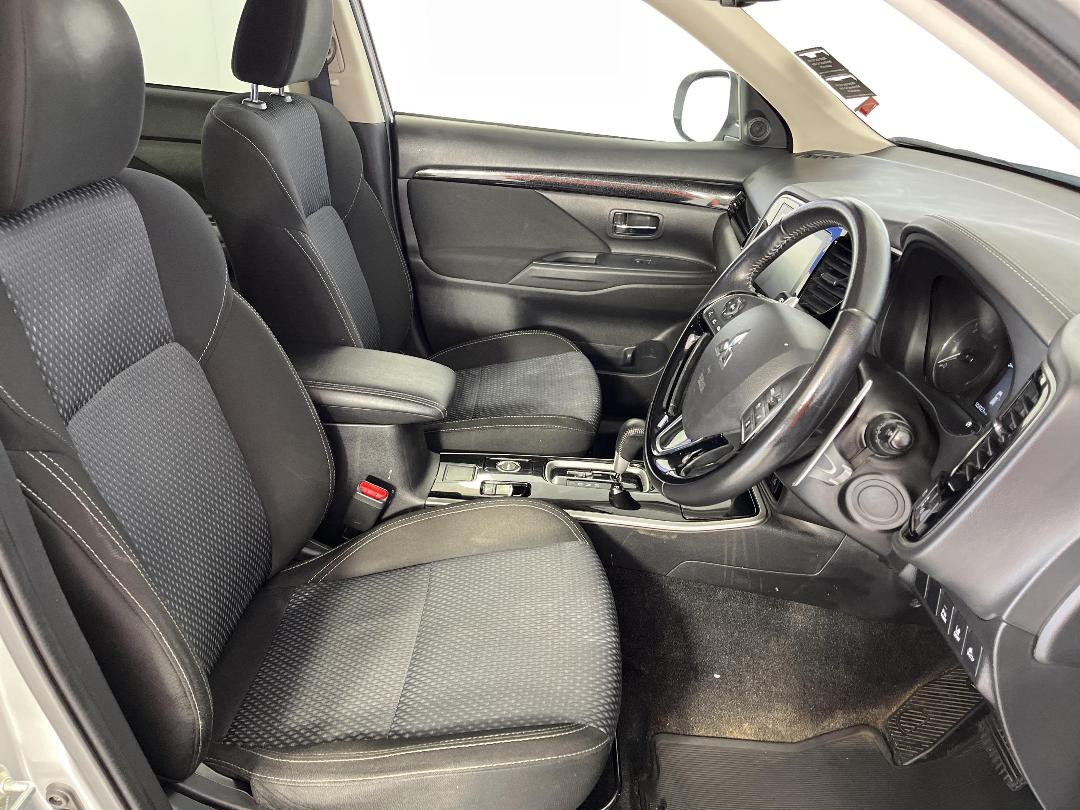 Photo '16' of Mitsubishi Outlander