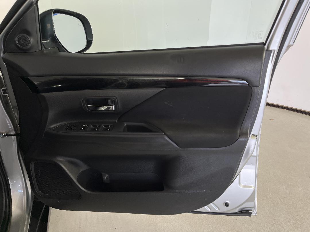 Photo '15' of Mitsubishi Outlander