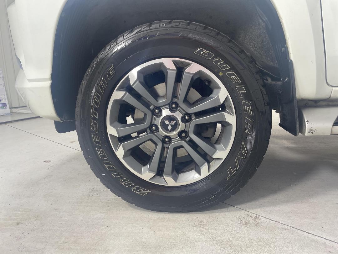 Photo '10' of Mitsubishi Triton