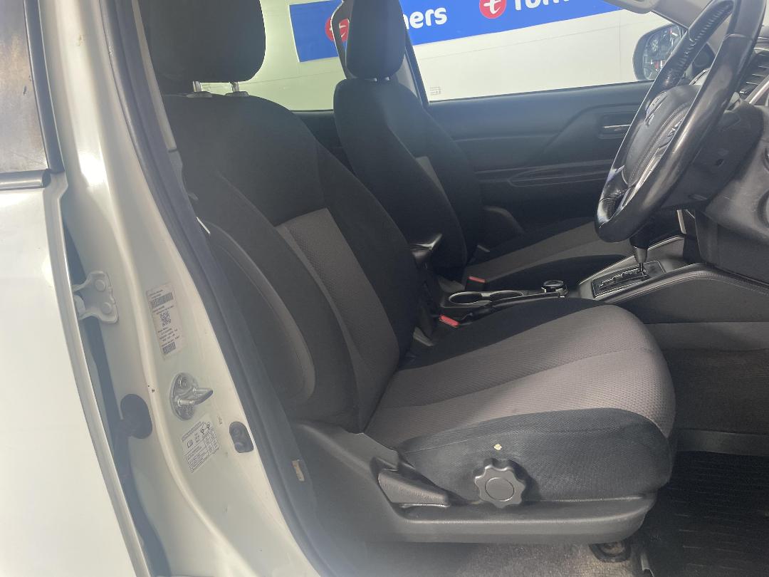 Photo '16' of Mitsubishi Triton