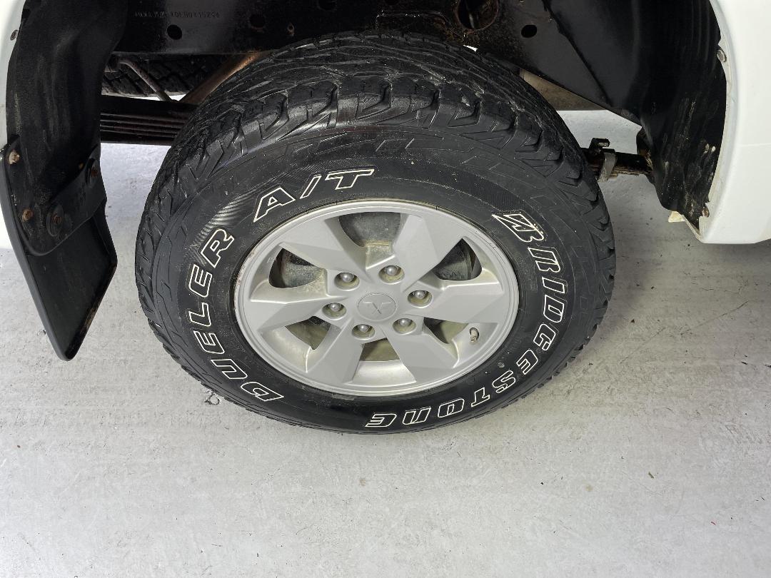 Photo '12' of Mitsubishi Triton