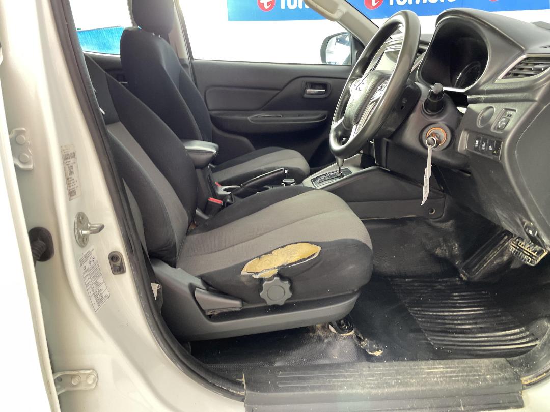 Photo '16' of Mitsubishi Triton