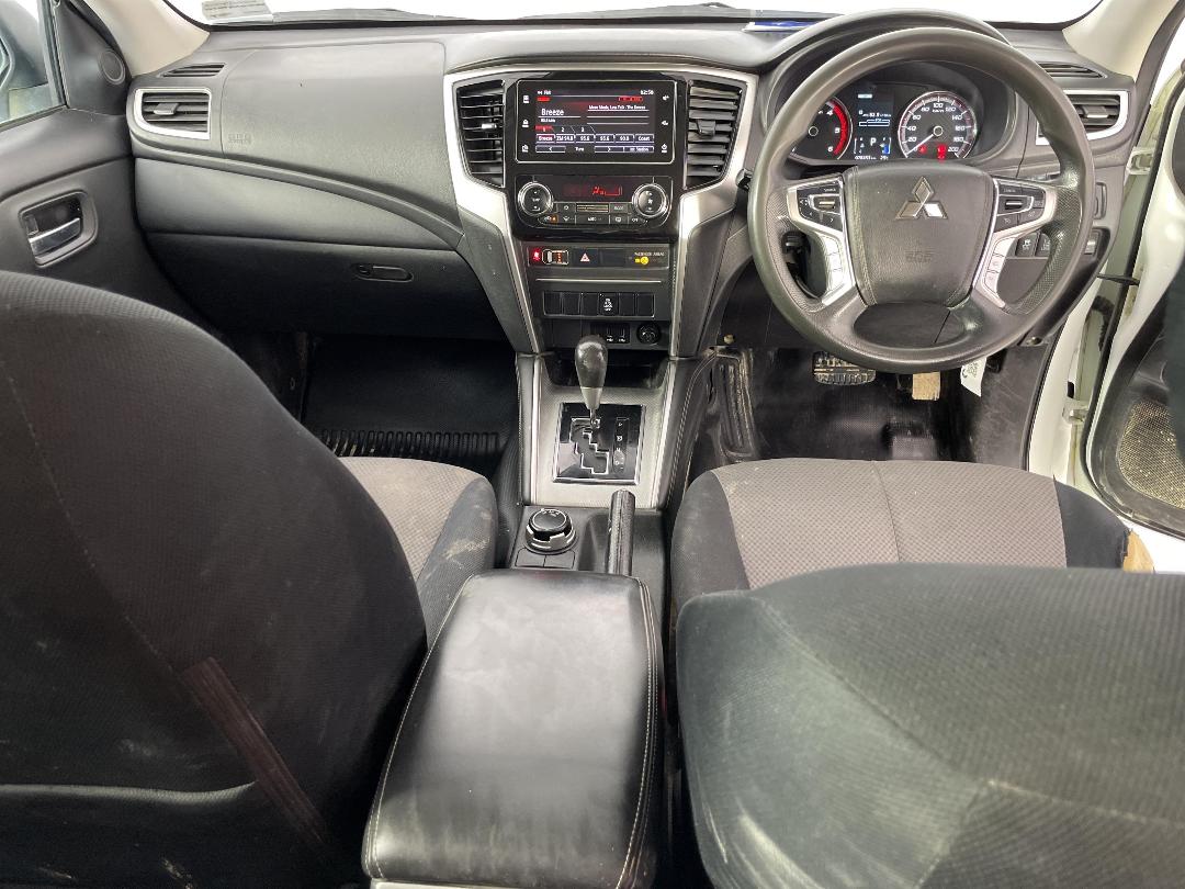 Photo '17' of Mitsubishi Triton