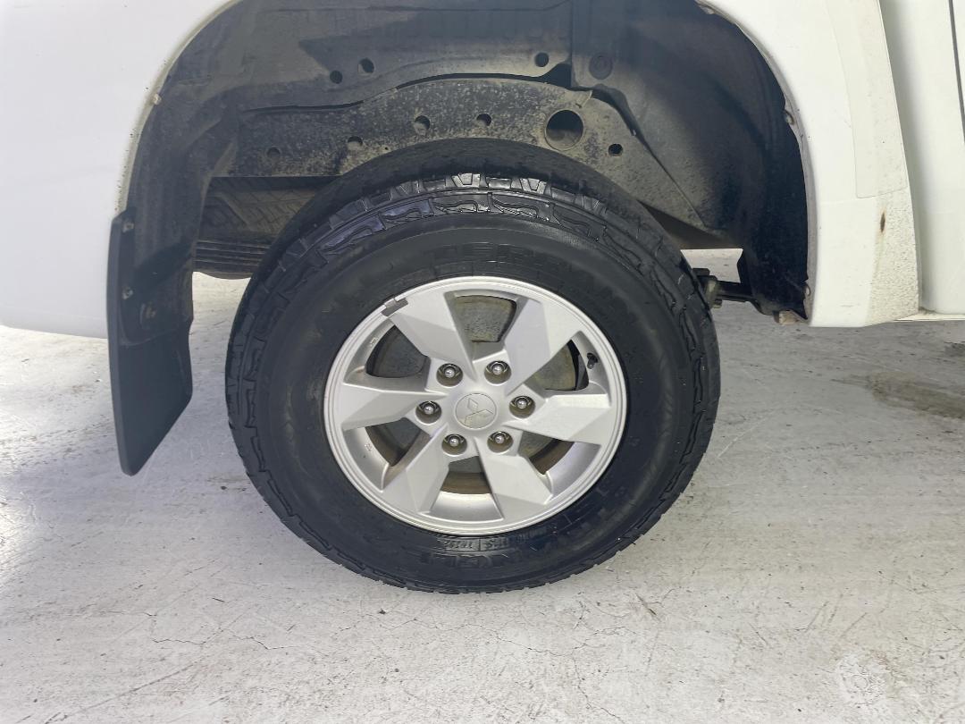 Photo '12' of Mitsubishi Triton