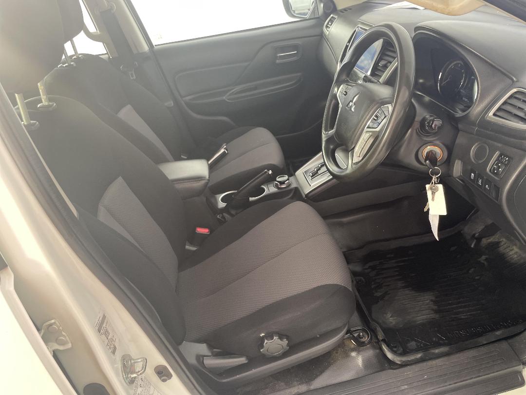 Photo '16' of Mitsubishi Triton