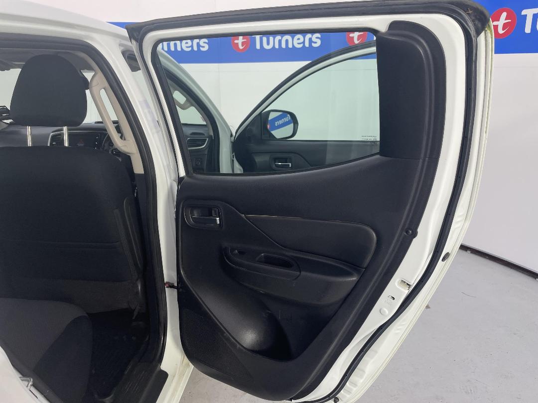 Photo '19' of Mitsubishi Triton