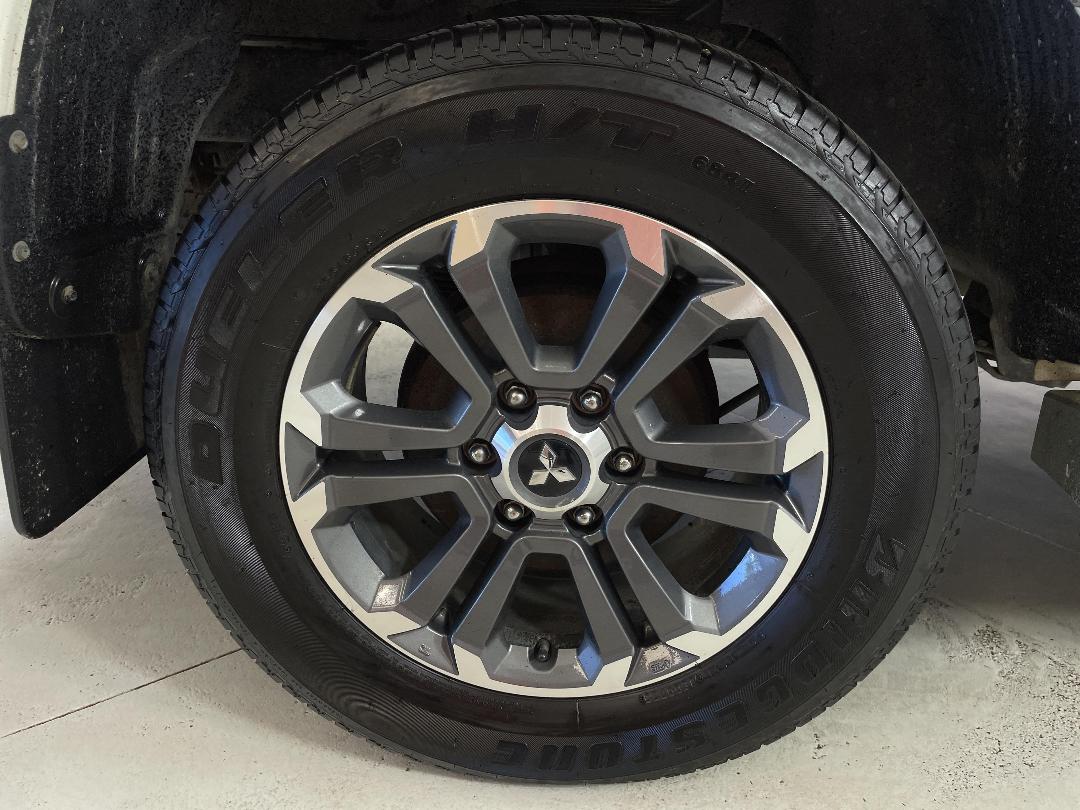 Photo '12' of Mitsubishi Triton