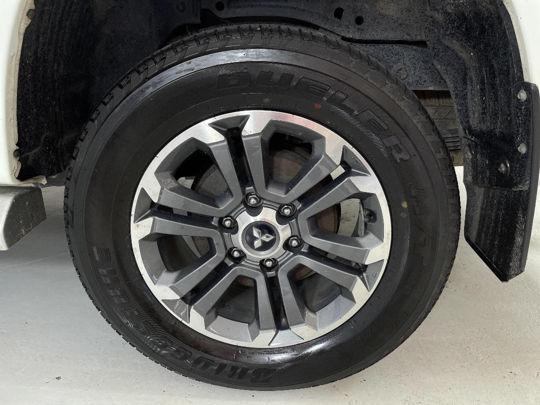 Photo '11' of Mitsubishi Triton