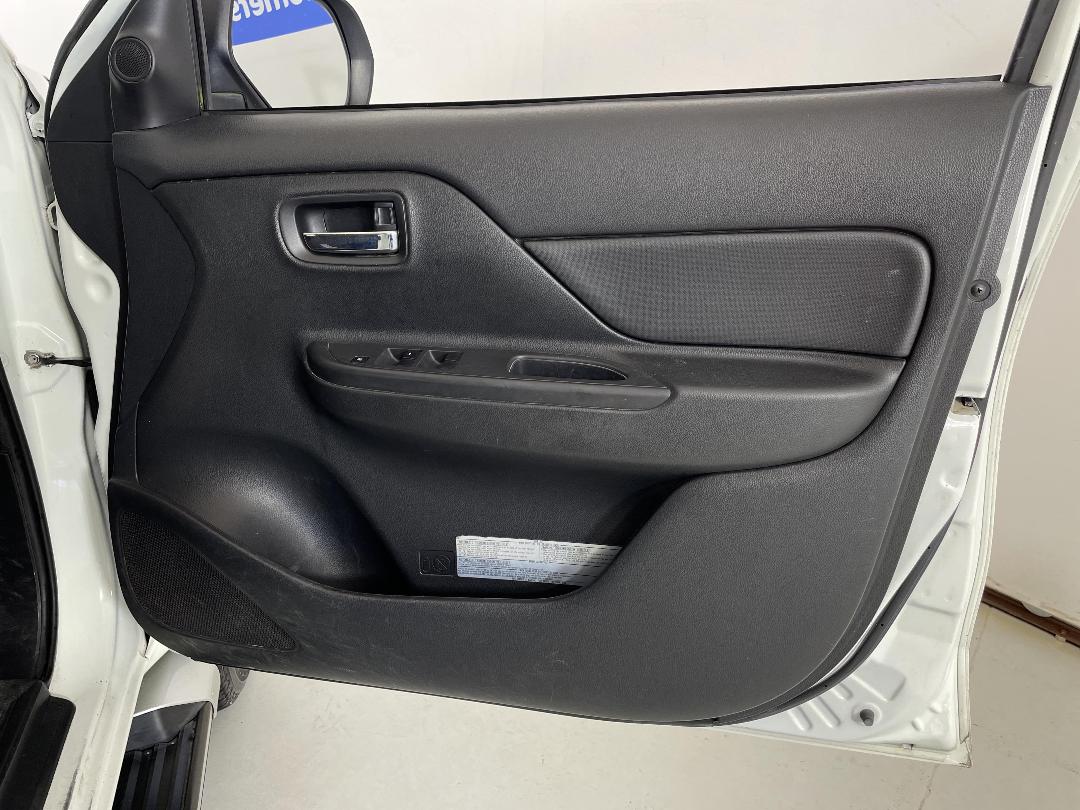 Photo '15' of Mitsubishi Triton