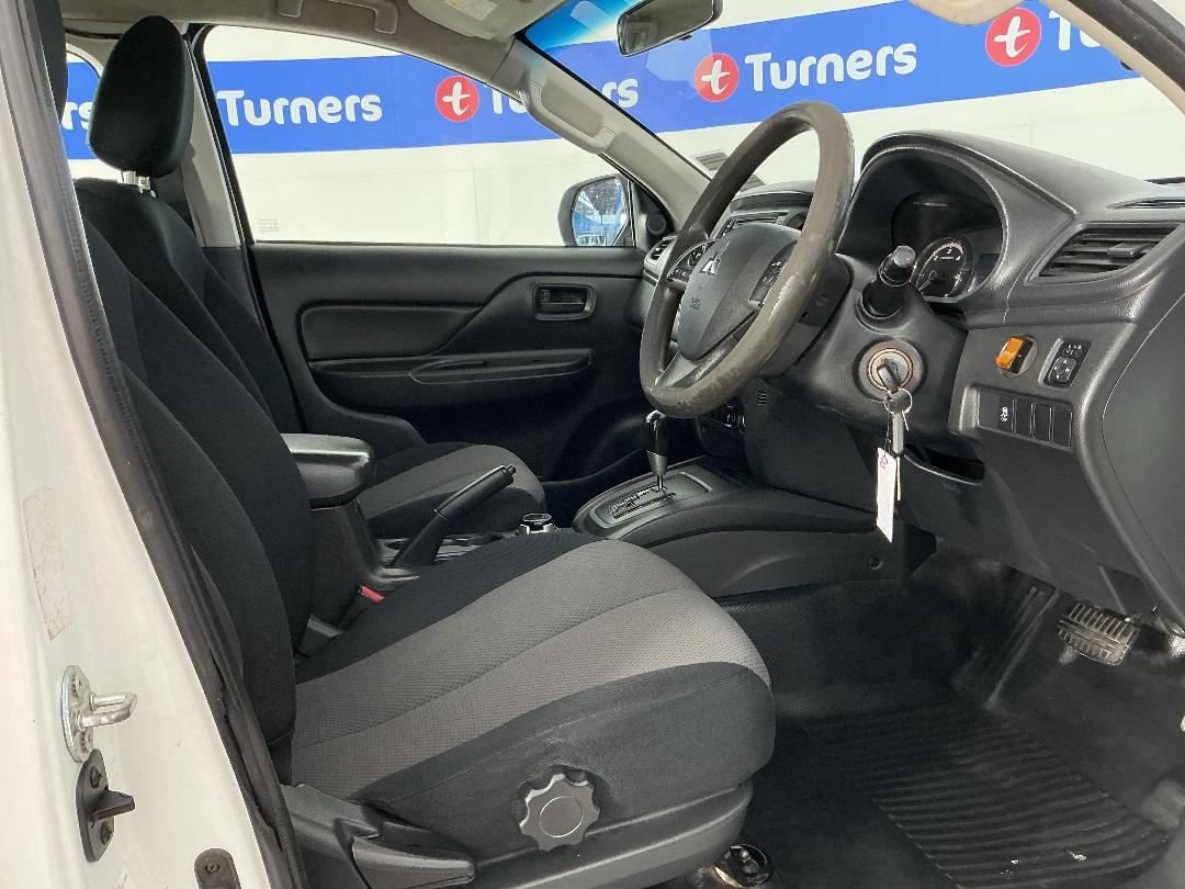 Photo '16' of Mitsubishi Triton