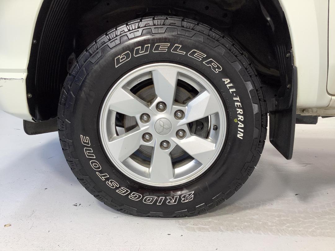 Photo '10' of Mitsubishi Triton