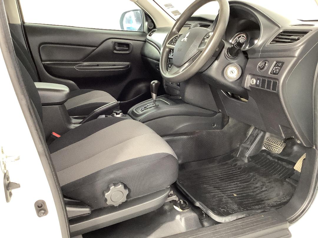 Photo '16' of Mitsubishi Triton