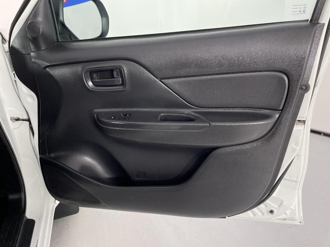 Photo '15' of Mitsubishi Triton