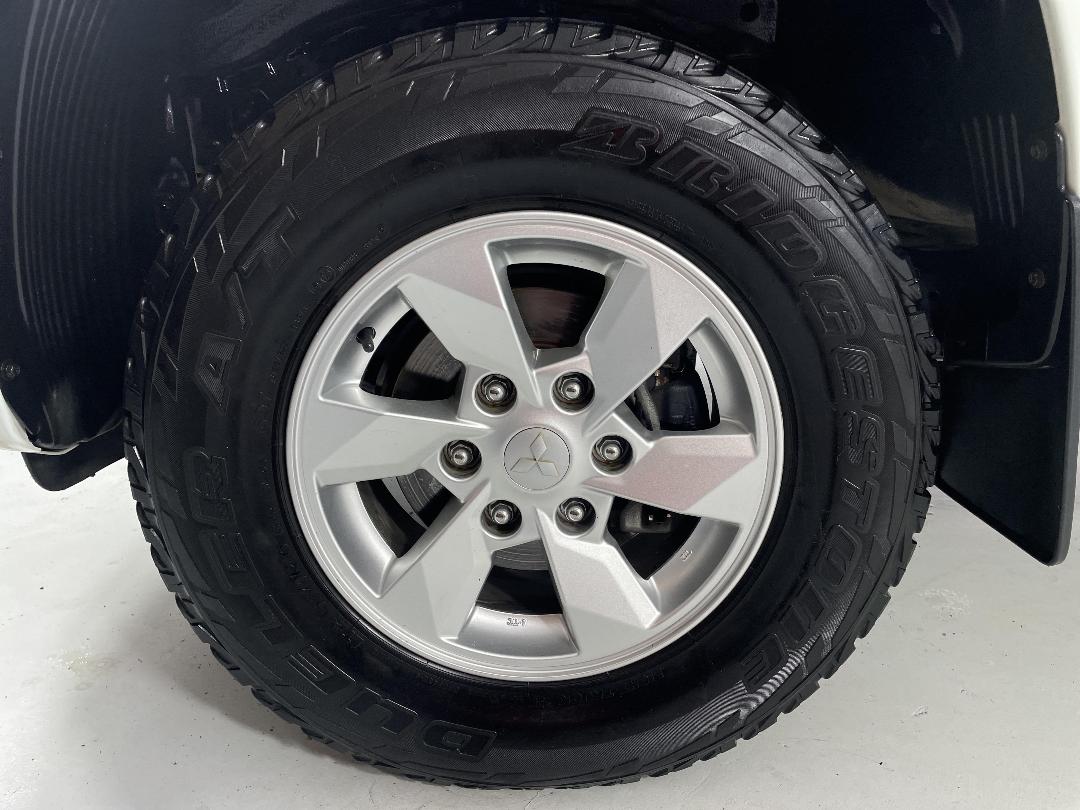 Photo '10' of Mitsubishi Triton