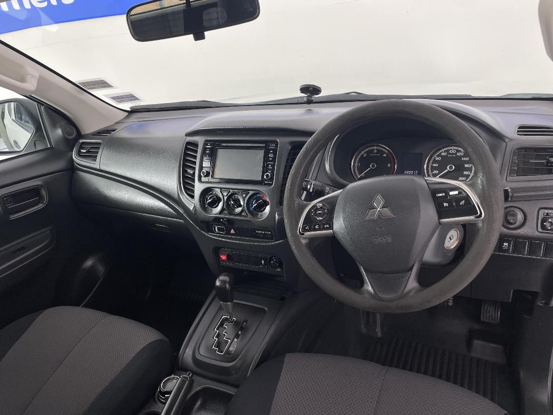 Photo '17' of Mitsubishi Triton