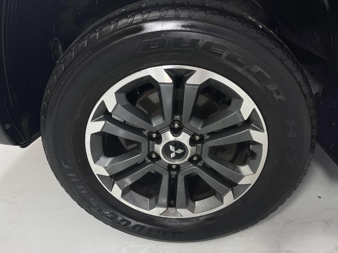 Photo '10' of Mitsubishi Triton