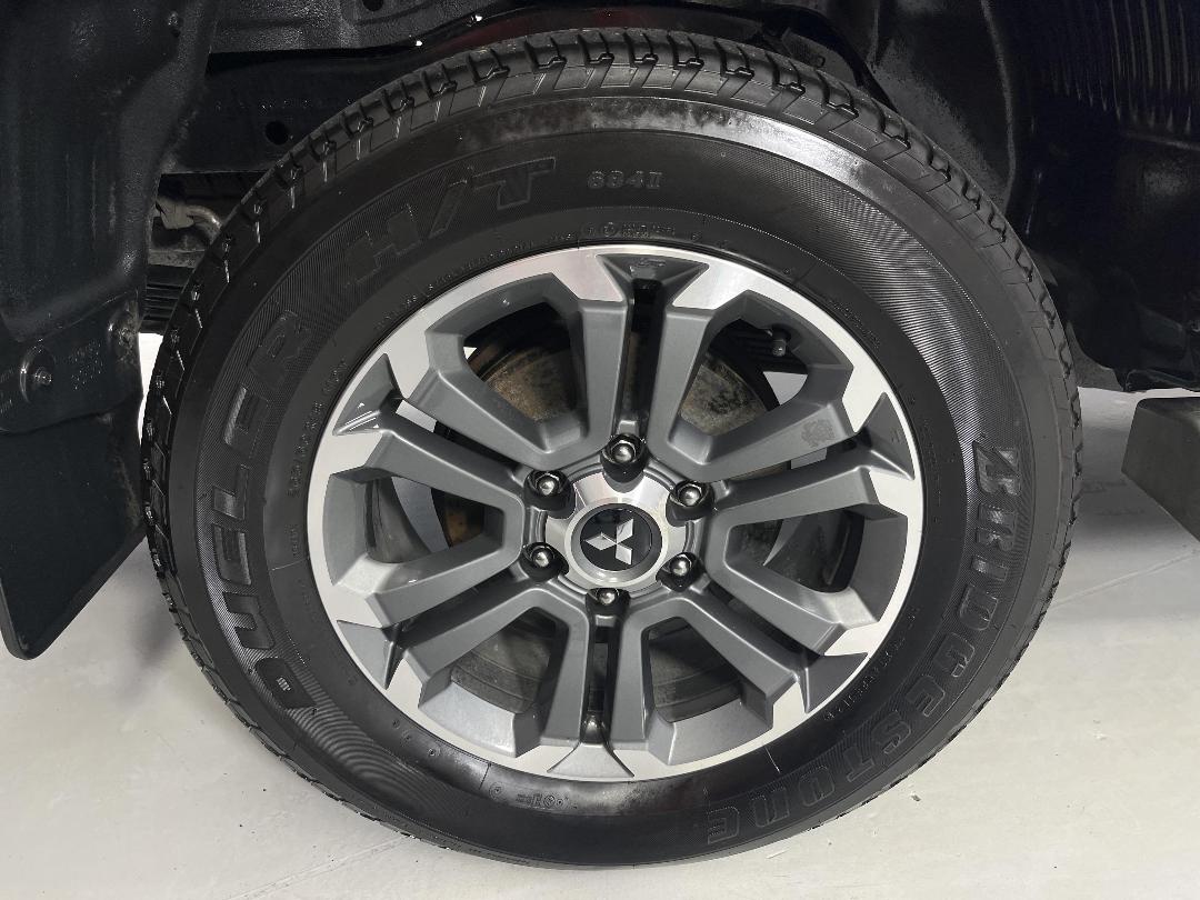 Photo '12' of Mitsubishi Triton