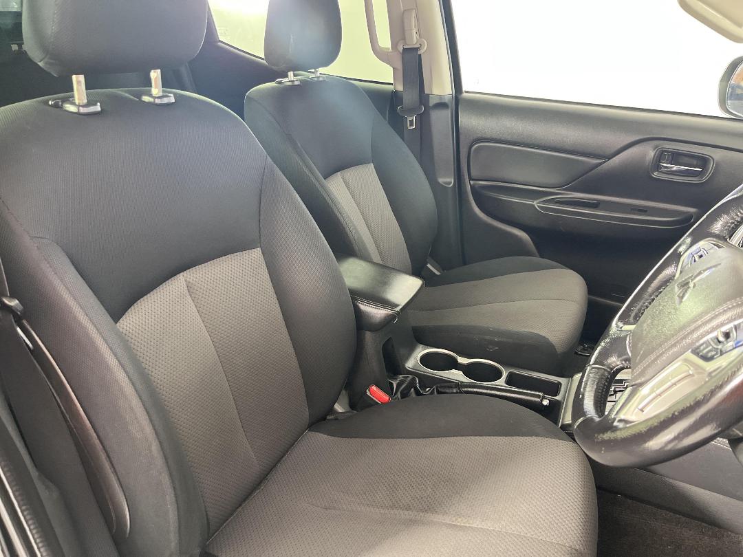 Photo '16' of Mitsubishi Triton