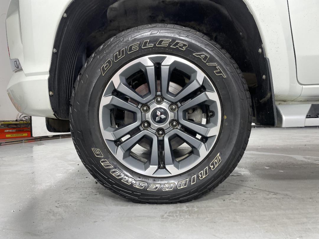 Photo '10' of Mitsubishi Triton