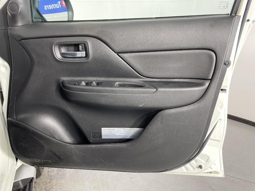 Photo '15' of Mitsubishi Triton