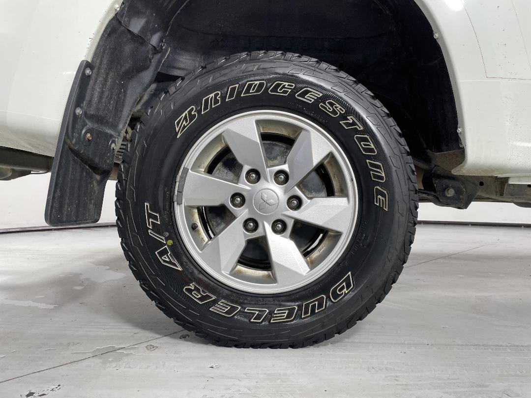 Photo '12' of Mitsubishi Triton