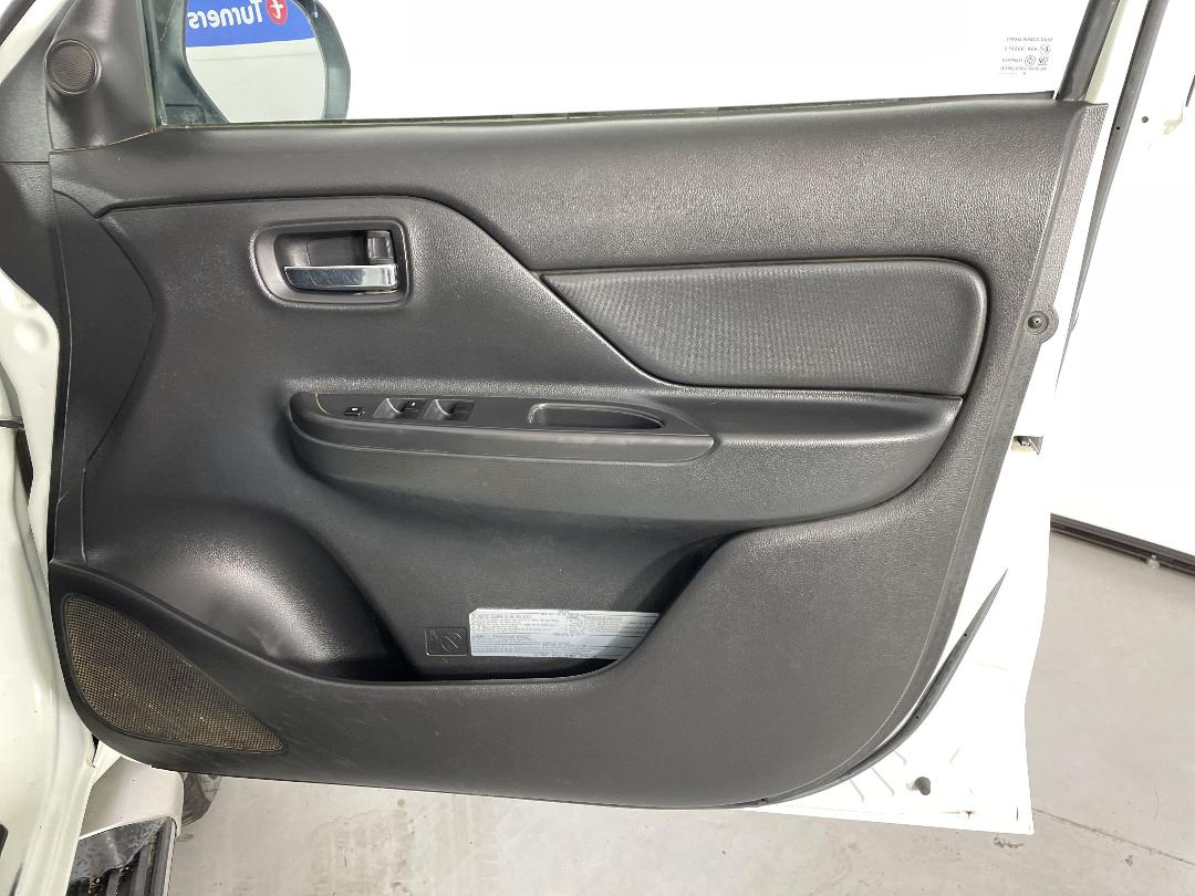 Photo '15' of Mitsubishi Triton