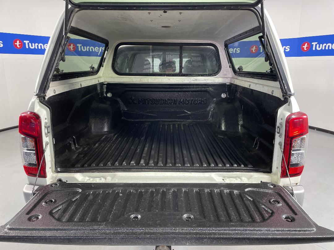 Photo '14' of Mitsubishi Triton